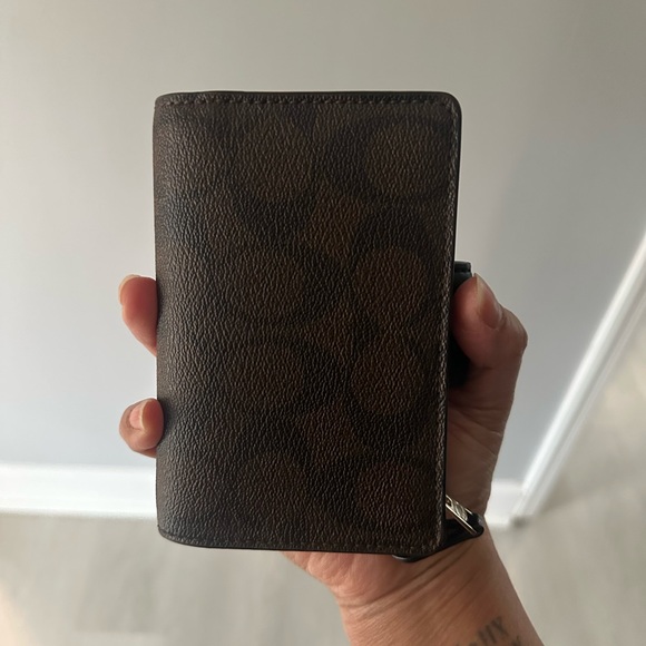 Coach medium Corner Zip Wallet - Picture 4 of 12